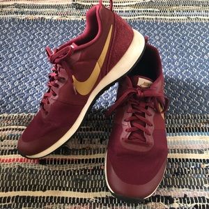 Nike size 10 maroon sneakers